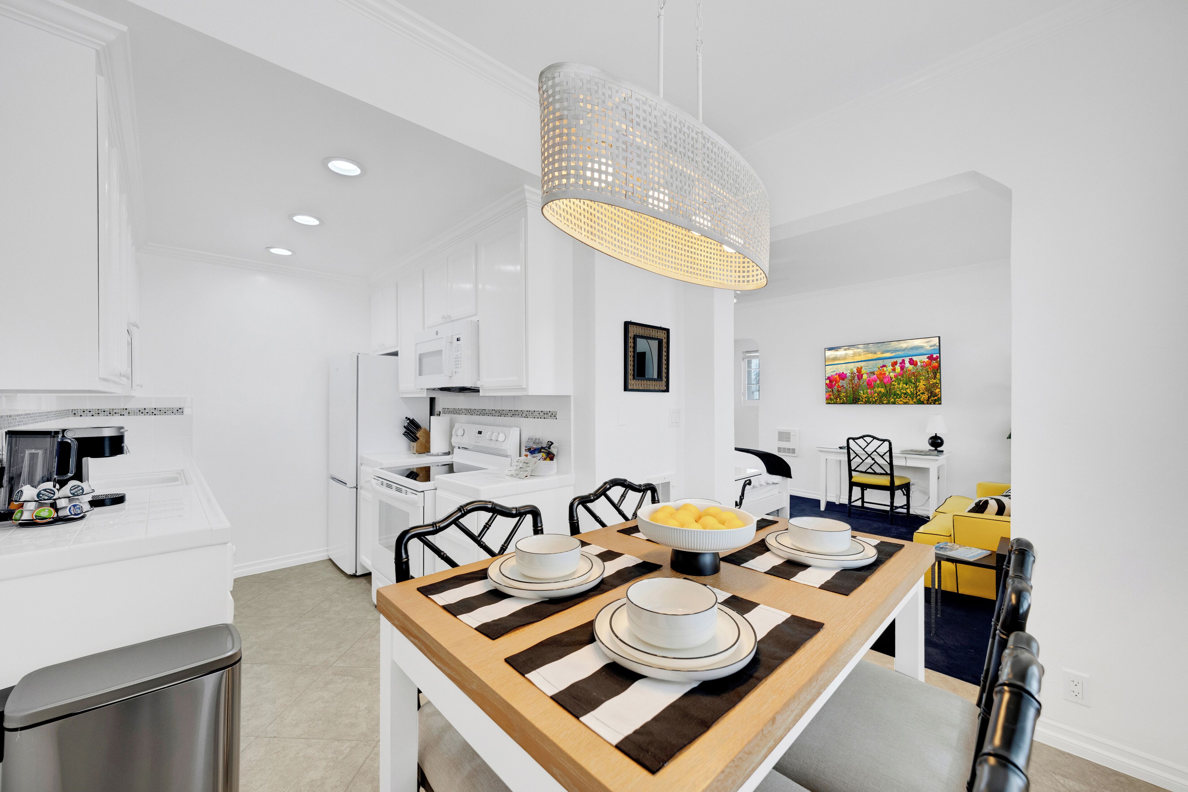 Deluxe Studio Suite, City View | Dining