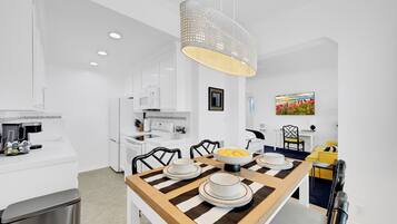 Deluxe Studio Suite, Kitchen, City View | Tempat makan