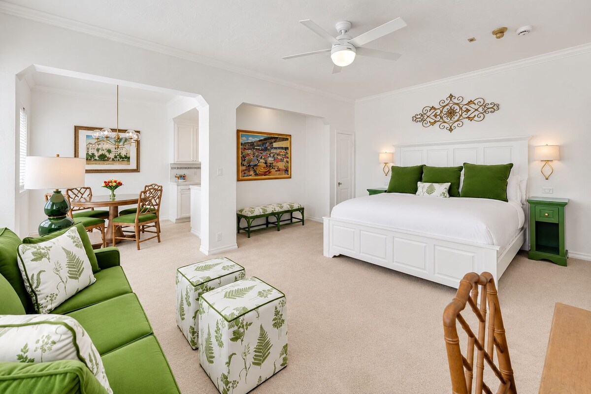 Studio Suite, 1 King Bed, Kitchen | Laptop workspace, iron/ironing board, WiFi (free), bed sheets