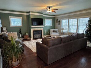 Smart TV, fireplace, video games, table football - Cherry Blossom House FREE Golf Cart for entire Stay in Summer Months! (South Haven)