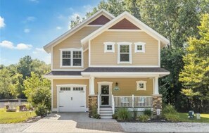 Exterior - Cherry Blossom House FREE Golf Cart for entire Stay in Summer Months! (South Haven)