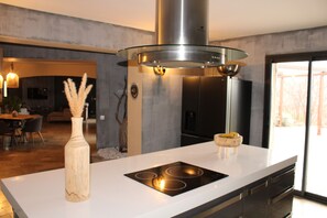 Wasserkocher mit Kaffee-/Teezubehör, Kühlschrank, Mikrowelle, Ofen