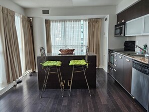 Réfrigérateur, four à micro-ondes, un four, surface de cuisson