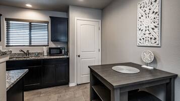 Een koelkast, een microgolfoven, een oven, een kookplaat