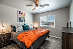 Een strijkplank/strijkijzer, wifi, beddengoed