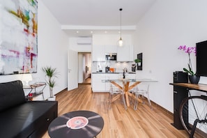 Superior Apartment, 1 Bedroom, Kitchenette | Living area | 42-inch flat-screen TV with cable channels, Netflix, streaming services - Roma in Relax (Rome)