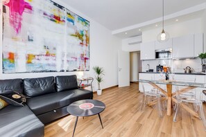 Superior Apartment, 1 Bedroom, Kitchenette | Living area | 42-inch flat-screen TV with cable channels, Netflix, streaming services - Roma in Relax (Rome)