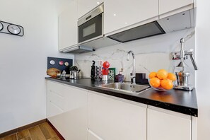 Deluxe apartman, 1 queen (nagyméretű) franciaágy, konyharész, kilátással az udvarra | Privát konyha | Hűtőszekrény, mikrohullámú sütő, főzőlap és kávéfőző