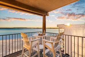 Outdoor dining - BOARDWALK BLISS! Brand new this Summer-POOL (San Diego)