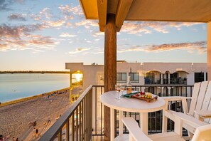 Outdoor dining - BOARDWALK BLISS! Brand new this Summer-POOL (San Diego)