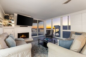 TV, fireplace, offices - BOARDWALK BLISS! Brand new this Summer-POOL (San Diego)