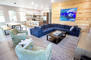 Living area - Firefly South: 3,800 sqft - Sleeps 16! 2-min walk to pool and beach! (Saint Teresa)