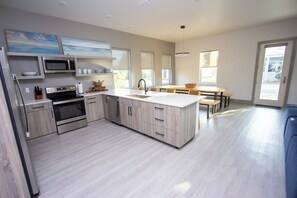 Private kitchen - Firefly South: 3,800 sqft - Sleeps 16! 2-min walk to pool and beach! (Saint Teresa)
