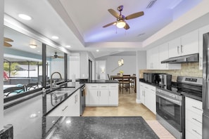 Réfrigérateur, four à micro-ondes, un four, surface de cuisson