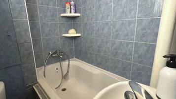 Toalhas de banho, sabonete, shampoo, papel higiênico