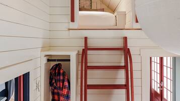 4 bedrooms, desk, iron/ironing board, travel crib