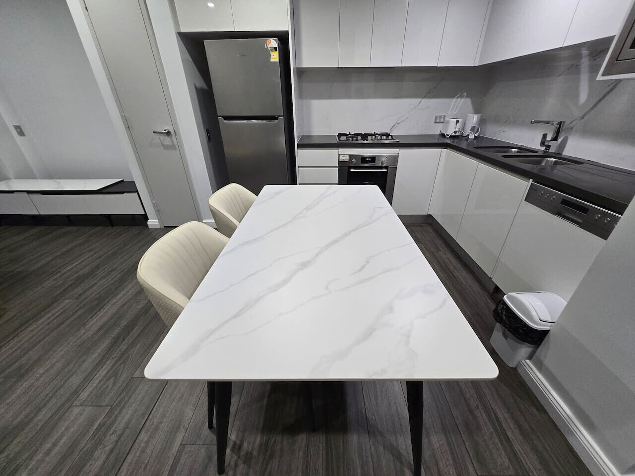 Een koelkast, een oven, een kookplaat, een vaatwasser