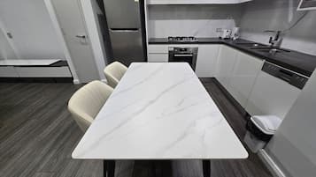 Refrigerador, horno, parrilla de estufa y lavavajillas