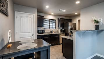 雪櫃、微波爐、焗爐、爐具