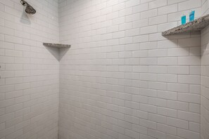 Hair dryer, towels - Freshly Built Stay | Quiet Area Near Golf & Dining (Kingman)