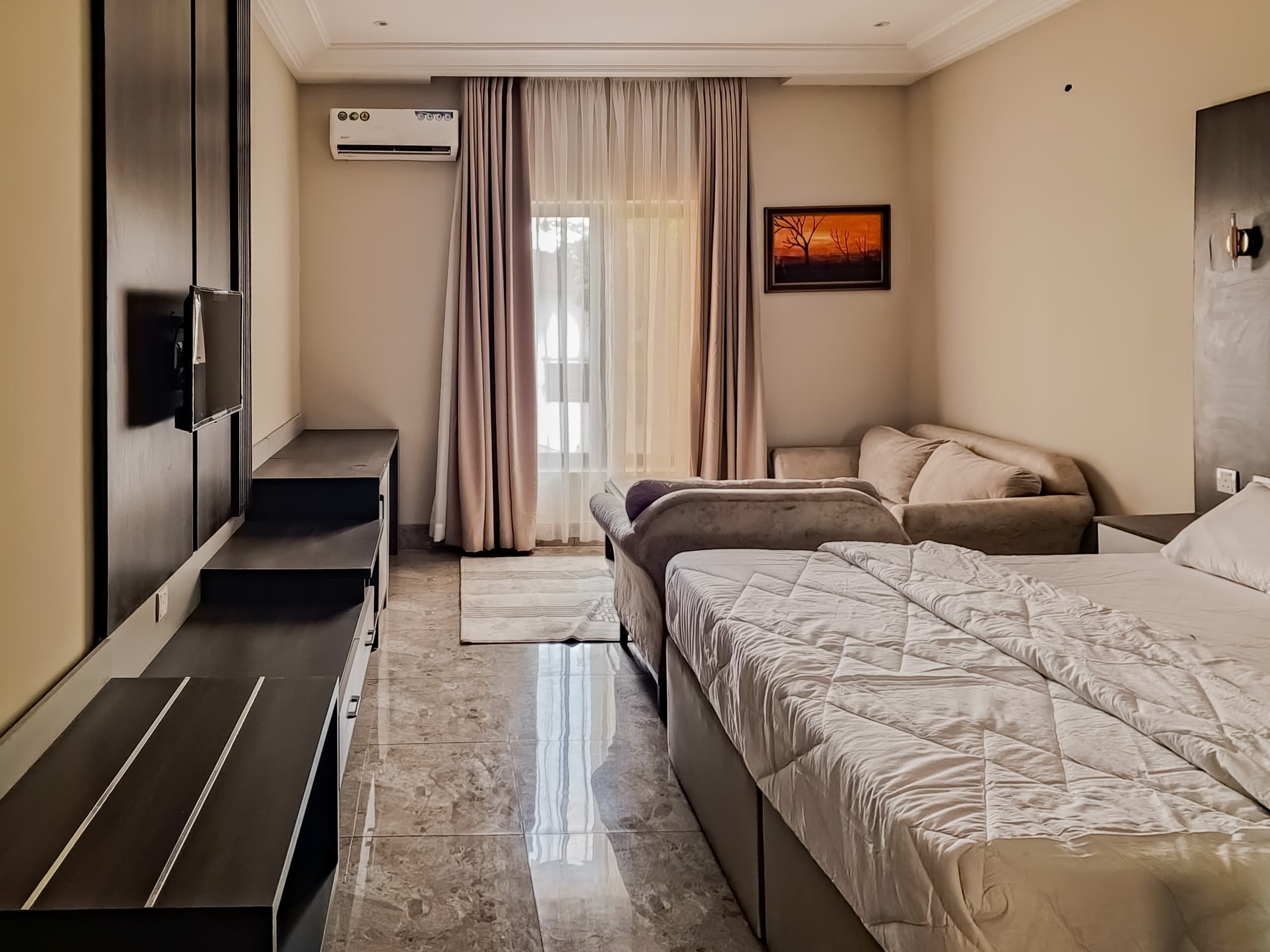 Caja de seguridad en la habitación y escritorio 