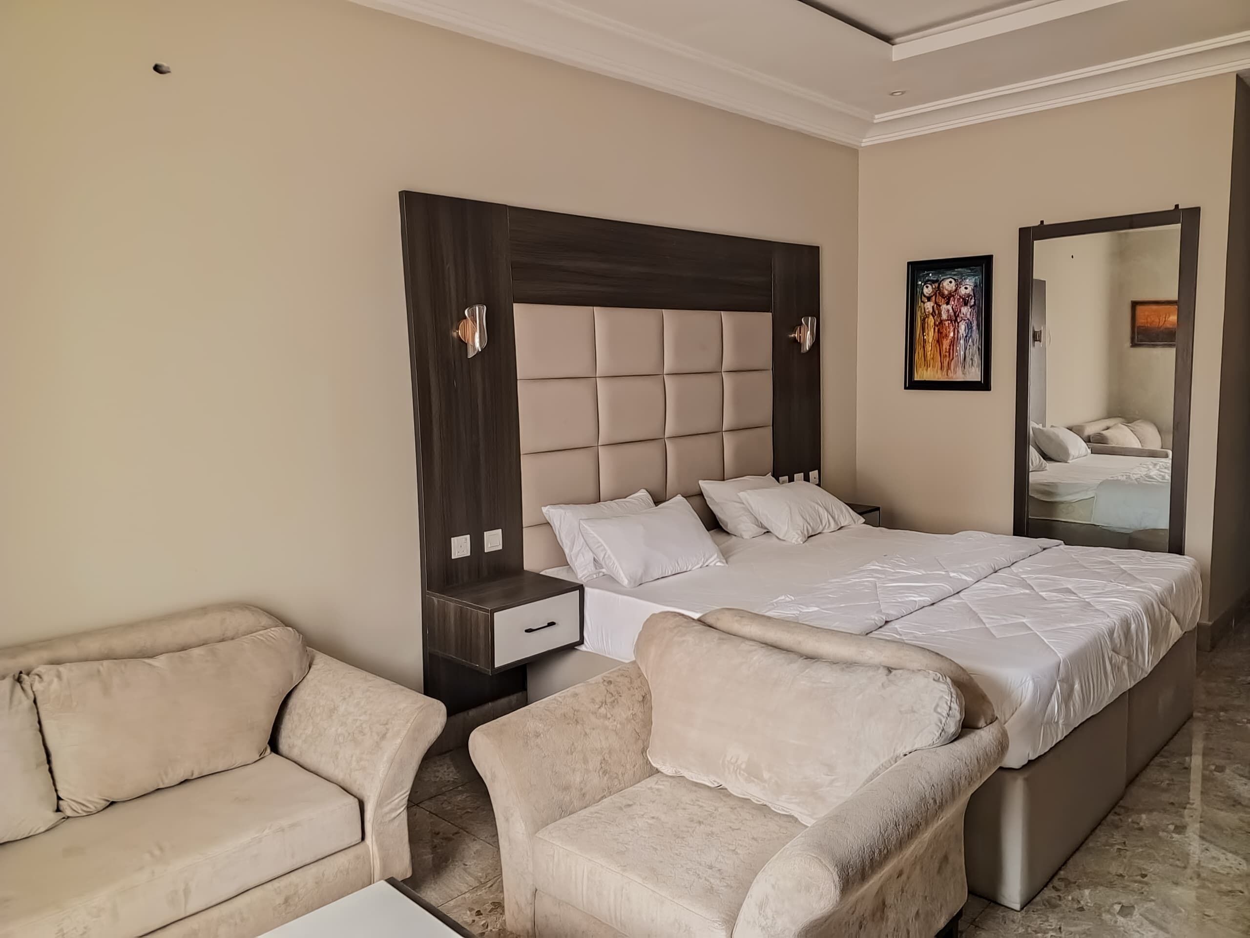 Departamento familiar | Caja de seguridad en la habitación y escritorio 