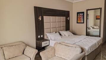 Departamento familiar | Caja de seguridad en la habitación y escritorio