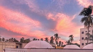 Ein Gebäude mit einer großen weißen Struktur, die ein blaues Rundfenster hat.