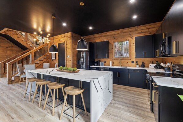 Fridge, microwave, oven, stovetop - NEW!-Indoor Pool! Game Room~Kids Welcome! (Gatlinburg)