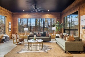 Smart TV, fireplace, video games - NEW!-Indoor Pool! Game Room~Kids Welcome! (Gatlinburg)