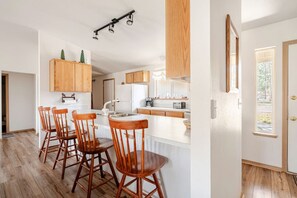 Fridge, microwave, oven, stovetop - Adventure Retreat - Sunriver/Bachelor/Waterfront (Bend)