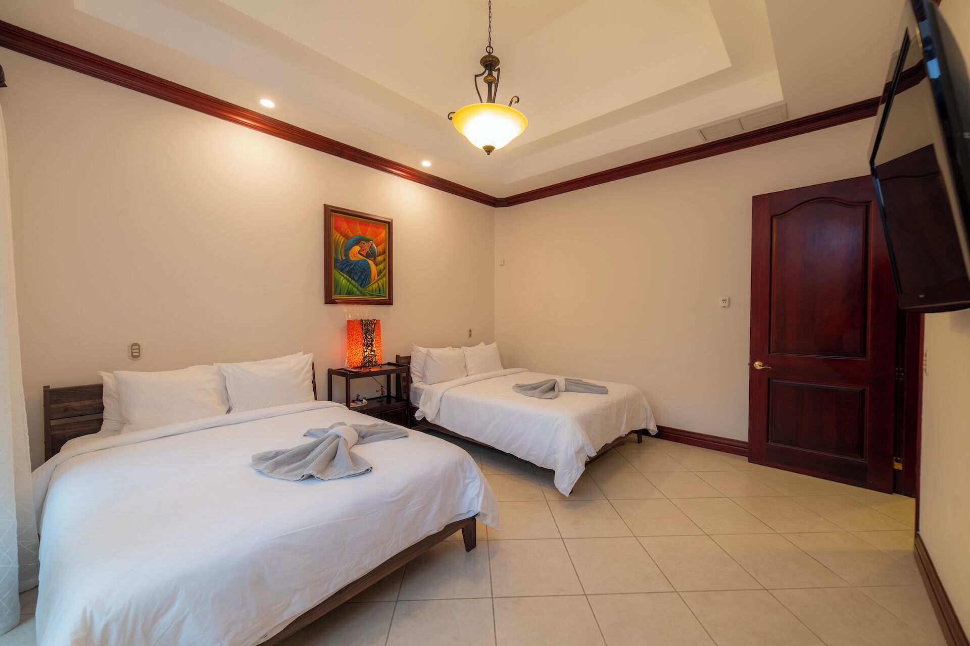 3 habitaciones, tabla de planchar con plancha y acceso a internet 