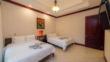 3 habitaciones, tabla de planchar con plancha y acceso a internet