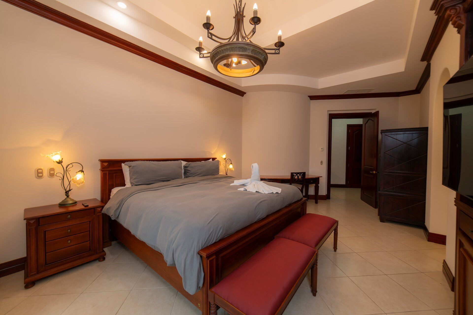 3 bedrooms, iron/ironing board, internet, bed sheets