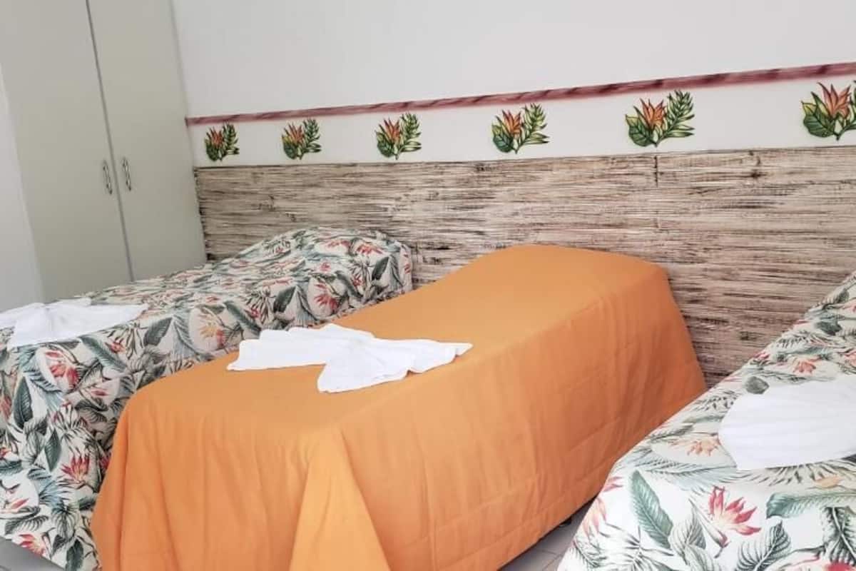 Quarto triplo, sacada, vista para o lago | Spa