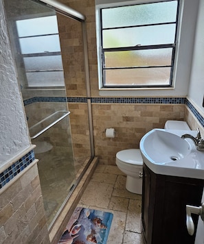 Shower, towels - 212 Traditional Single Room in waterfront hotel in Singer Island, FL (Riviera Beach)