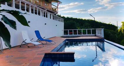 Finca-Villa for 20 guests with Pool and Jacuzzi in Altagracia Pereira Colombia.