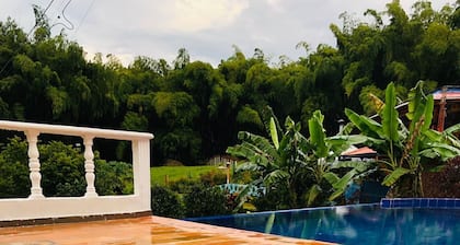Finca-Villa for 20 guests with Pool and Jacuzzi in Altagracia Pereira Colombia.
