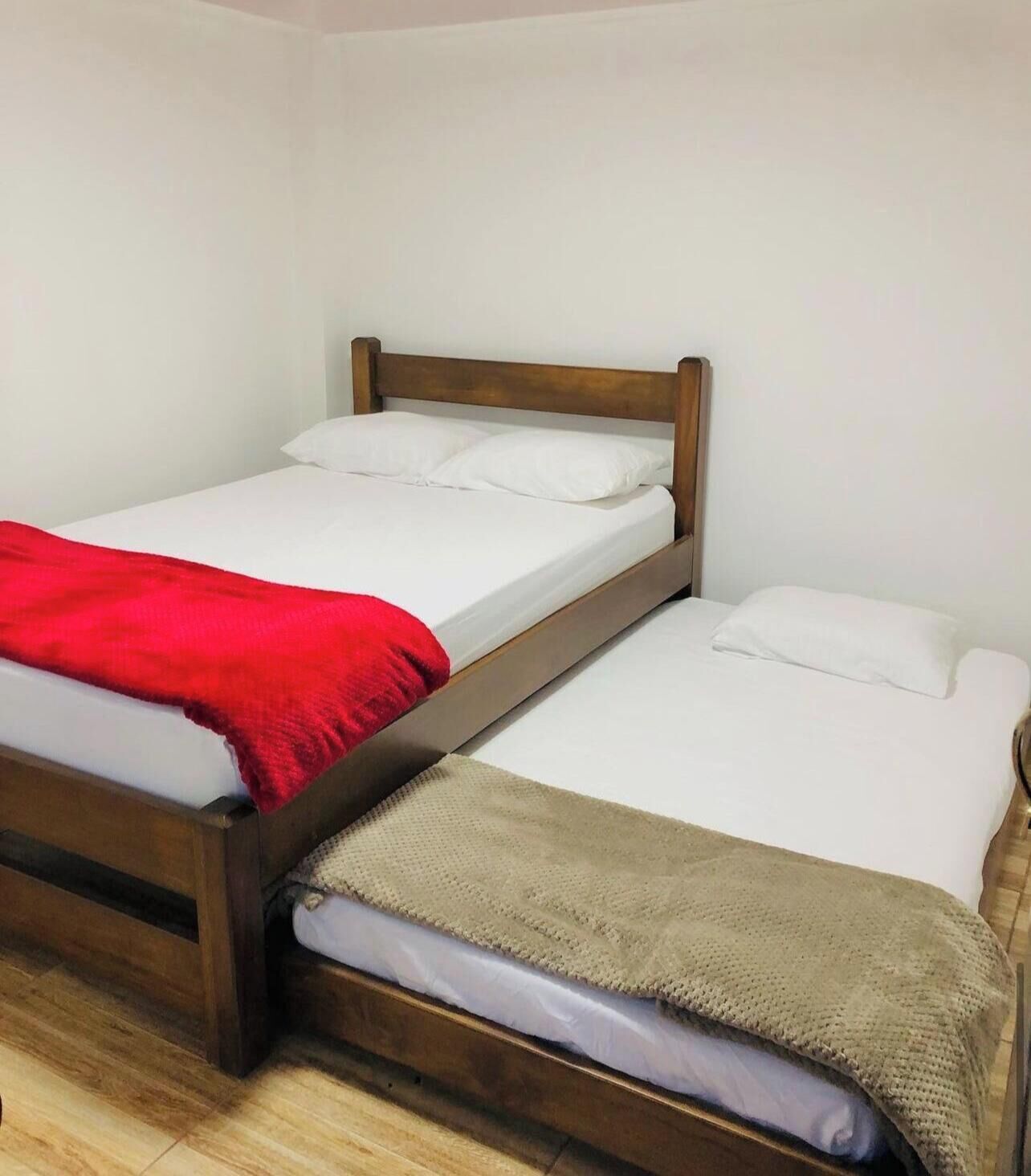 5 bedrooms, WiFi (free), bed sheets