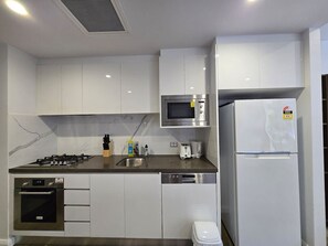 Réfrigérateur, micro-ondes, four, plaque de cuisson