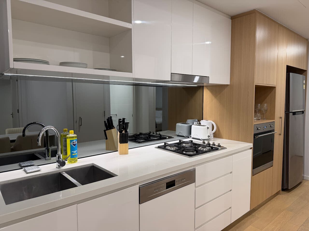 Køleskab, ovn, kogeplade, brødrister