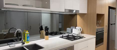 Refrigerador, horno, parrilla de estufa y tostadora