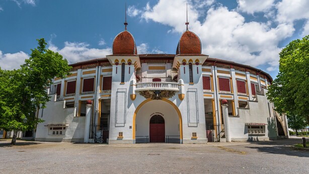 A historic building with a central archway, two domed towers, and a symmetrical facade. - Studio "Foch 22" – Ideal for Spa Guests with Air Conditioning - Conciergerieland (Dax)