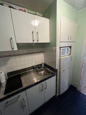 Fridge, microwave, stovetop, coffee/tea maker