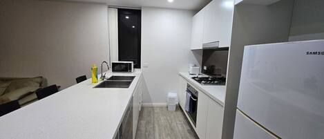 Refrigerador, microondas, horno y parrilla de estufa