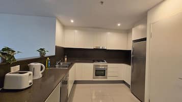 Fridge, oven, stovetop, dishwasher