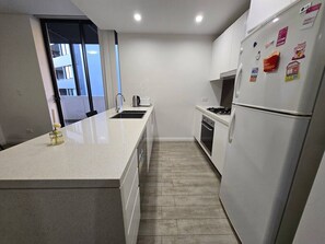 Een koelkast, een microgolfoven, een oven, een kookplaat