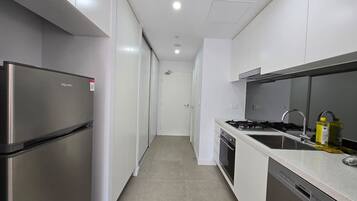 Een koelkast, een oven, een kookplaat, een vaatwasser