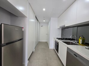 Een koelkast, een oven, een kookplaat, een vaatwasser