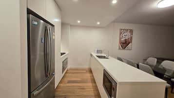 Frigorifero, microonde, forno, piano cottura